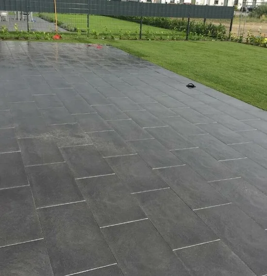 Platten verlegen Zaun Montage